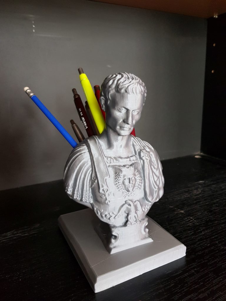 Julius Caesar stojan na perá, vytlašený na 3D tlačiarni firmou Redicon